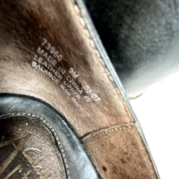 Clarks Artisan Black leather Size 9 heel wedge women's shoe - Picture 7 of 12